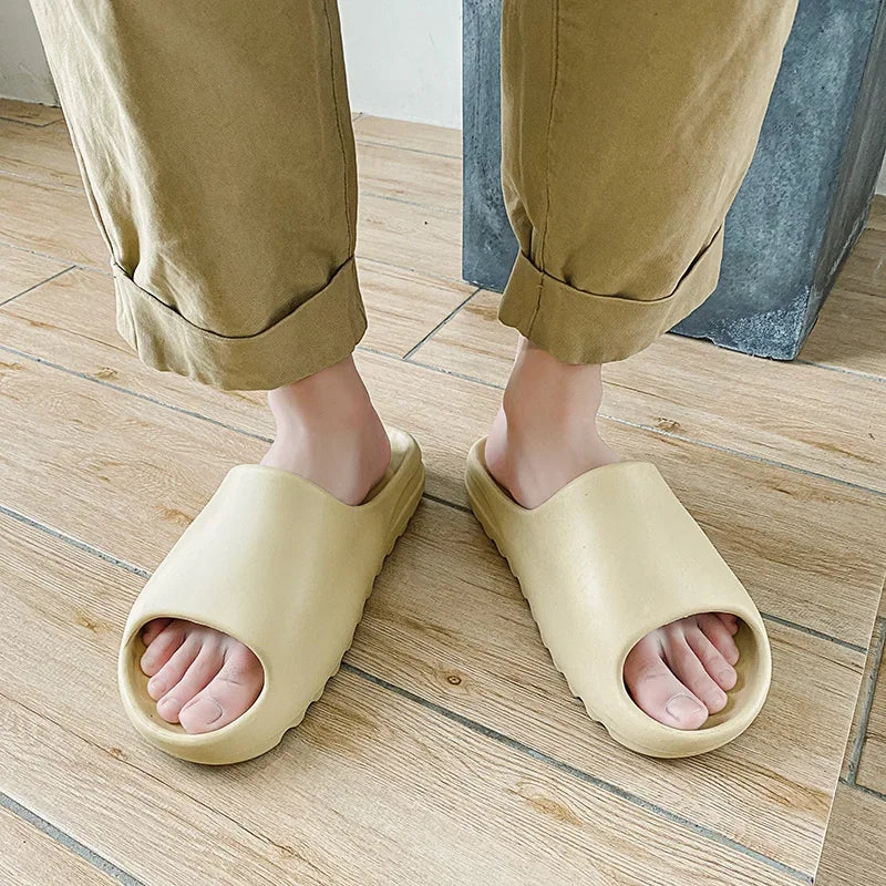 Chinelo de casa em EVA antiderrapante, com plataforma grossa e macia, para homens e mulheres, ideal para uso interno e externo no banheiro.