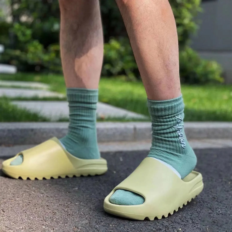 Chinelo de casa em EVA antiderrapante, com plataforma grossa e macia, para homens e mulheres, ideal para uso interno e externo no banheiro.